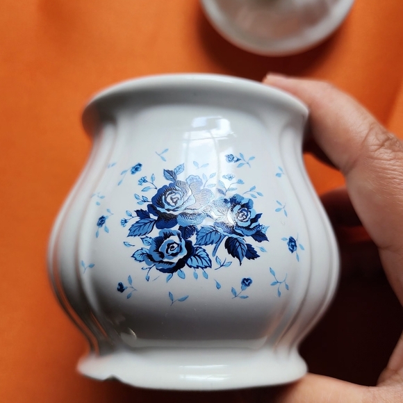 Ceramic white with blue roses - lidded sugar container - Picture 4 of 8